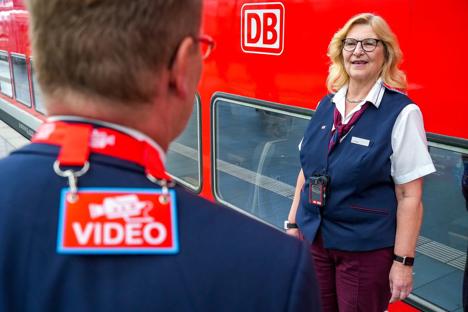 Deutsche Bahn Zugbegleiter mit Body-Cam