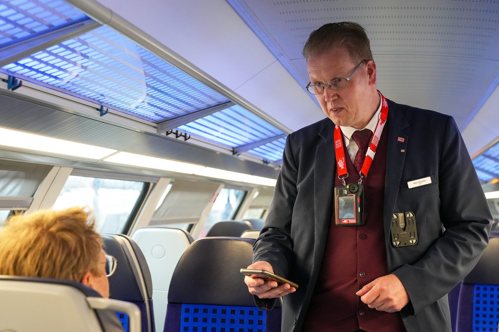 Deutsche Bahn Zugbegleiter im ICE mit Body-Cam