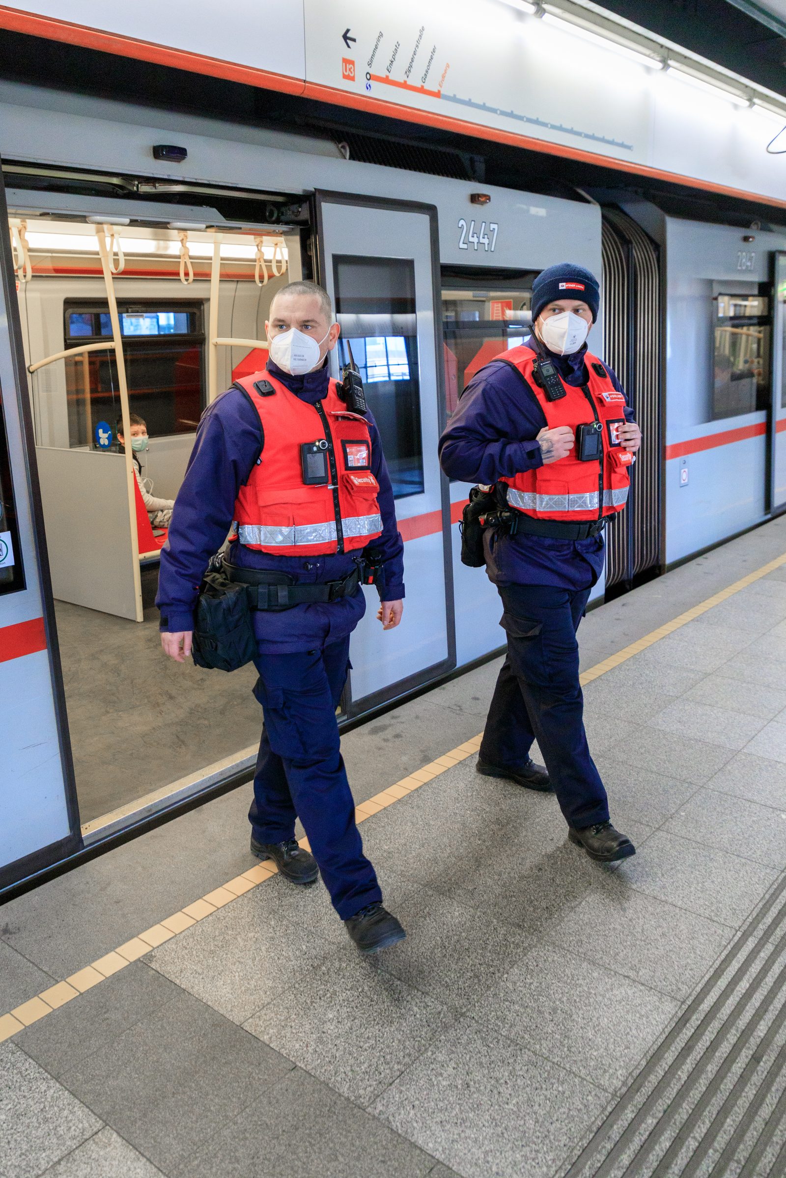 Wiener Linien SDM am U-Bahnsteig mit Body-Cam